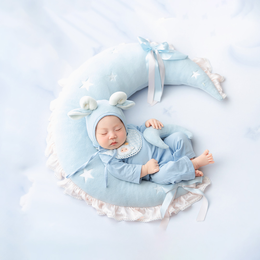 Infant Photography Props Outfit - ชุดอุปกรณ์ถ่ายภาพทารกแรกเกิด Blue Sheep หมอนรองท่าทางรูปพระจันทร์ ชุดหมวกและเครื่องแต่งกายลูกแกะ อุปกรณ์เสริมสำหรับการถ่ายภาพในสตูดิโอ